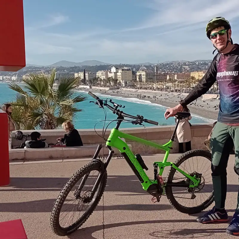 Christian Waniaus mit seinem grünen Fahrrad in Nizza, das Mittelmeer im Hintergrund Christian Waniaus mit seinem grünen Fahrrad in Nizza, das Mittelmeer im Hintergrund